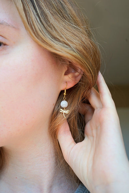 Boucles D'Oreilles Dorées avec Perle de Quartz Rose et pendentif Libellule