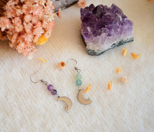 Boucles d'Oreilles Argentée avec Perles de Fluorite et Pendentif Lune