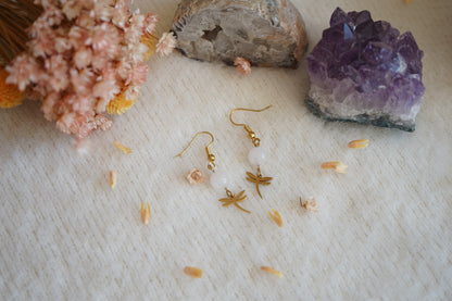 Boucles D'Oreilles Dorées avec Perle de Quartz Rose et pendentif Libellule