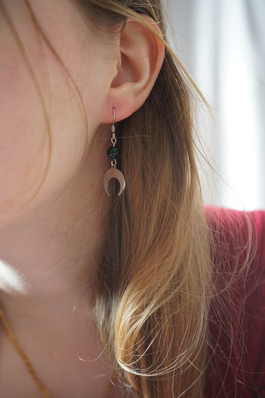 Boucles d’Oreilles Argentées avec Perle D'Obsidienne et Pendentif Lune